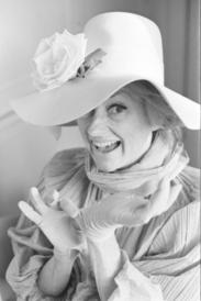 Legendary Comedienne Phyllis Diller Dies at 95 2 LOS ANGELES (AP) — Phyllis Diller, the housewife turned humorist who aimed some of her sharpest barbs at herself, punctuating her jokes with her trademark cackle, died Monday morning in her Los Angeles home at age 95.