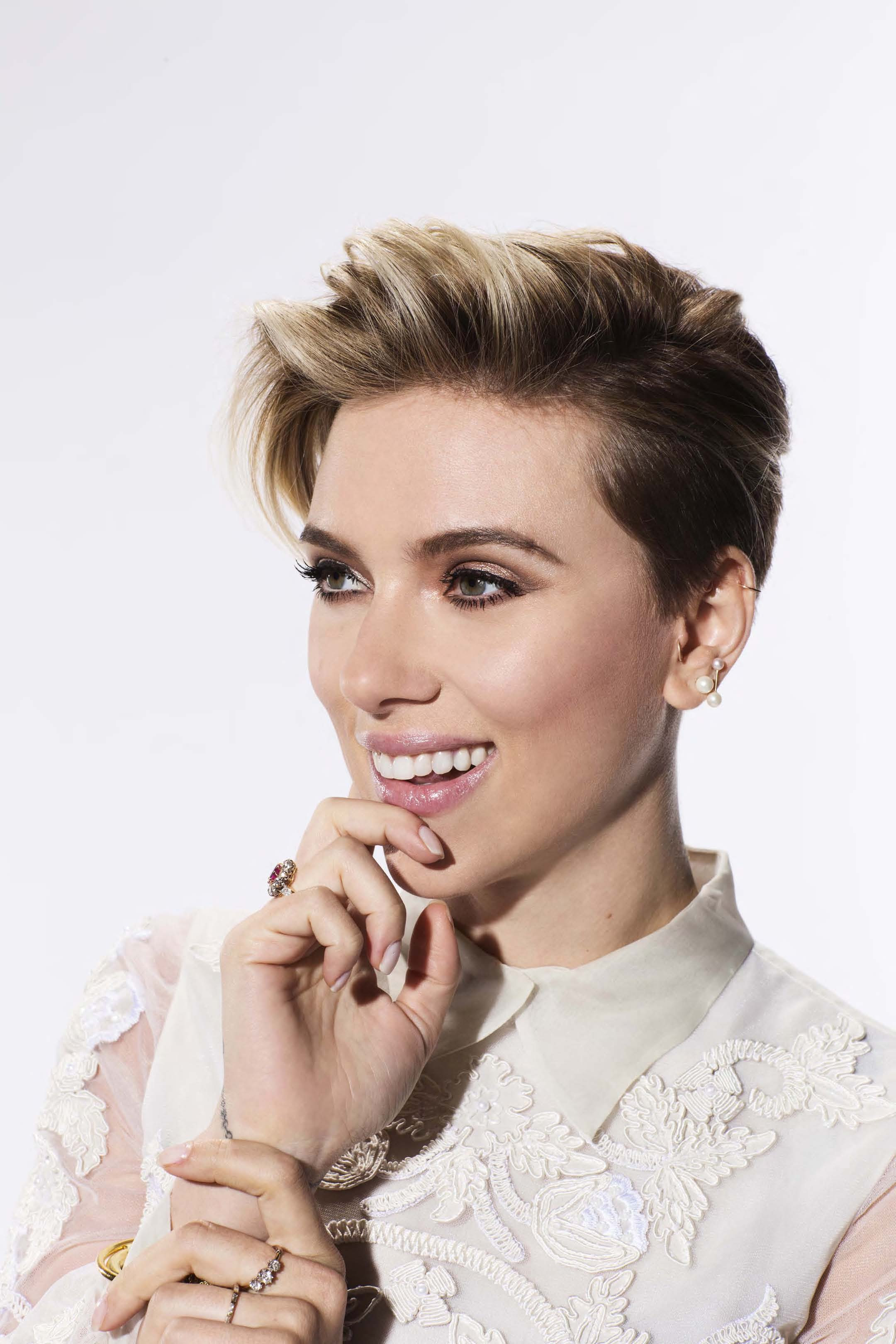 Scarlett Johansson to Receive 2016 Renaissance Award June 30, 2016 From Gene Siskel Film Center 1 The Gene Siskel Film Center (GSFC) of the School of the Art Institute of Chicago (SAIC) will celebrate one of Hollywood’s most talented young actresses when it honors Tony and BAFTA winner and four-time Golden Globe nominee Scarlett Johansson, Thursday, June 30, 2016*, at The Ritz-Carlton Chicago (160 E. Pearson St.). “Celebrate Scarlett” will pay tribute to Johansson’s accomplishments as an actor as well as give attendees the opportunity to hear an intimate conversation, led by Chicago Sun Times and FOX News Chicago Film Critic Richard Roeper, providing insights into her creative process and influences, favorite roles, upcoming projects and more. A retrospective of film clips from some of her most memorable performances will accompany the conversation highlighting her illustrious career. The evening will culminate with the presentation of the Gene Siskel Film Center Renaissance Award to Johansson by SAIC President Dr. Walter E. Massey and GSFC Advisory Board Chair Ellen Sandor.