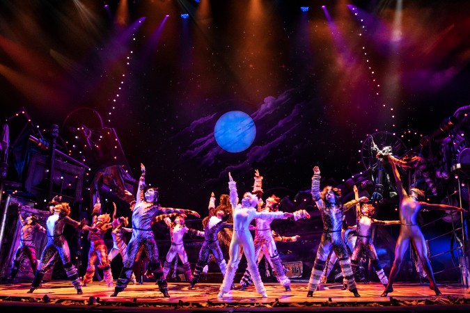 Interview with CATS Star KERI RENÉ FULLER 3 CATS returned to Broadway in 2016 in a stunning revival at the Neil Simon Theatre. Preview performances began Thursday, July 14, 2016, and officially opened on Sunday, July 31, 2016. CATS played its final performance on Saturday, December 30, 2017 after 16 previews and 593 regular performances.